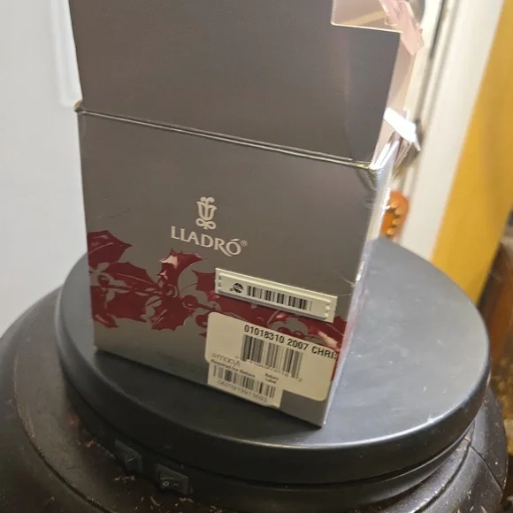 Lladro 2007 Porcelain White Bell Ornament - Picture 4 of 12